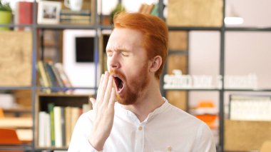 Yorgun adam ofiste işyerinde esneme