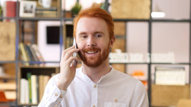 Ofiste telefonda konuşurken kırmızı saç Tasarımcısı