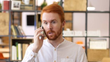 Genç tasarımcı Office telefonda konuşuyor