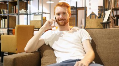 Bir mobil cep telefonuyla konuşan yakışıklı adam