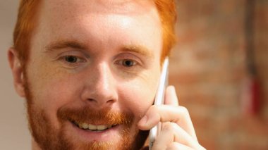 Kızıl saçlı sakallı adam, diş gülümsüyor, dudak yakın çekim