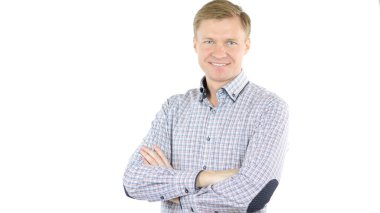 Portre yakışıklı emin iş adamı ayakta silah geçti, gülümseyen