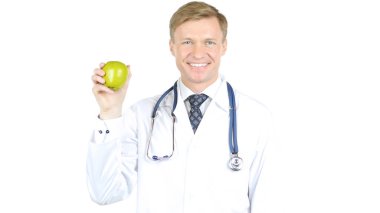 Sağlık önemi. Doktor gösterir yeşil elma