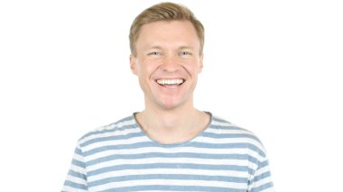 Yakışıklı adam closeup şaka gülüyor, beyaz arka plan üzerinde izole