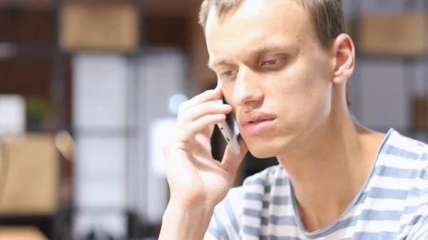Portret zmęczony człowiek rozmawia przez telefon, omawiając problem na telefon — Zdjęcie stockowe