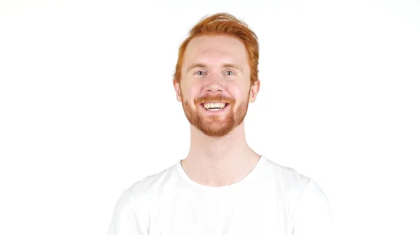 Giovane bello uomo capelli rossi ridendo, sorridente isolato su bianco — Foto Stock