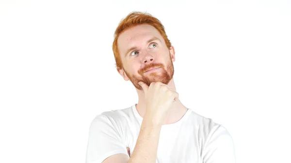 Gondolkodó ember, nap álmodik, egy felnőtt vörös hajú férfi portréja — Stock Fotó