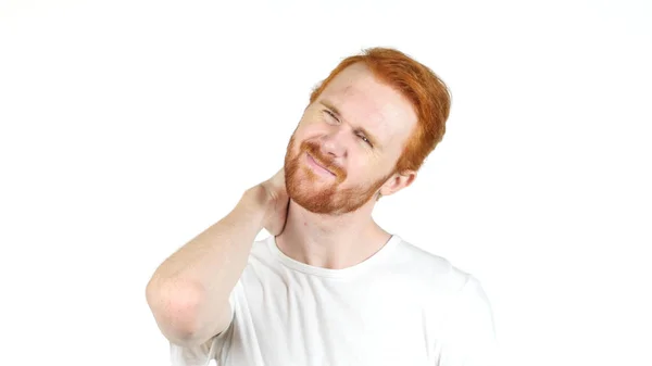 Retrato de homem de cabelo vermelho com dor no pescoço, Sentindo-se exausto, fundo branco — Fotografia de Stock