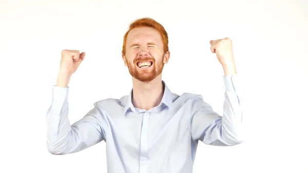 Ritratto di uomo capelli rossi sorridente con i pugni su uno sfondo bianco — Foto Stock