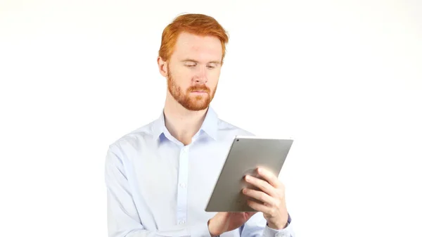 Navigando su Tablet, Uomo Capelli Rossi Utilizzando Tablet — Foto Stock