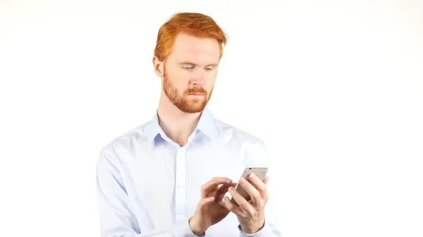 モバイル スマートを使用してビジネスの男性は、リラックスのために電話し、メールをチェック — ストック写真