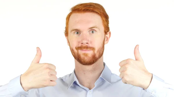 Retrato de Red Hair Man gesticulando polegares para cima — Fotografia de Stock