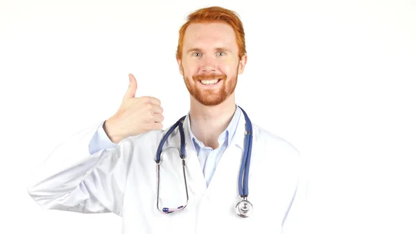 显示竖起大拇指，白色背景的一名医生的肖像 — 图库照片