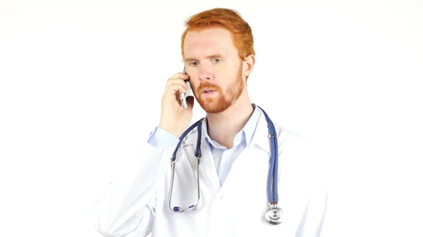 Беспокойный доктор звонит кому-то, говорит по телефону — стоковое фото