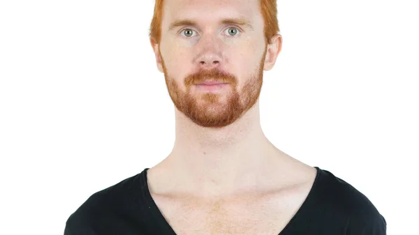 Portréja egy szép vörös haj mosolygó ember nézi a kamerát — Stock Fotó