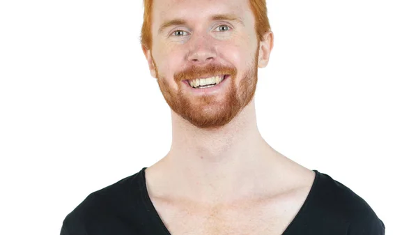 Ευτυχισμένος άνθρωπος κόκκινα μαλλιά χαμογελά στη φωτογραφική μηχανή, λευκό φόντο — Φωτογραφία Αρχείου