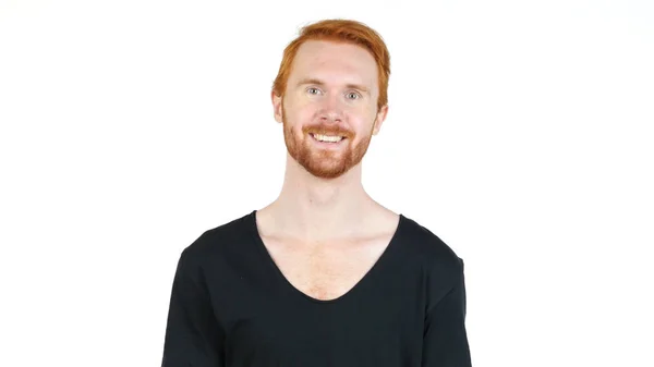 Mann mit roten Haaren lächelt in die Kamera, weißer Hintergrund — Stockfoto