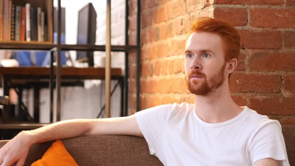 genç adam onun çalışma evinde Loft oturma seyir