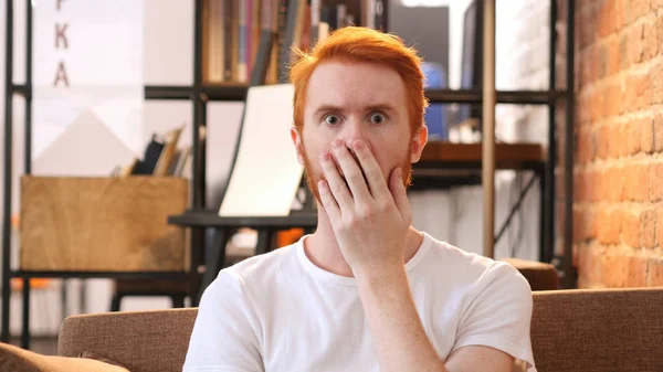 Retrato de Amazed, Shocked Red Hair Young Man, escritório Loft — Fotografia de Stock