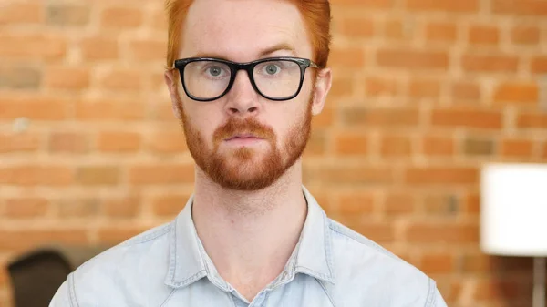 Barba de Pelo Rojo Hombre joven en gafas — Foto de Stock