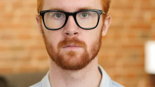 Barba de Pelo Rojo Hombre joven en gafas, Clsoe Up —  Fotos de Stock