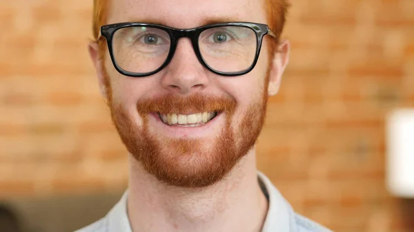 Χαμογελαστά κόκκινα μαλλιά γενειάδα νεαρό άνδρα πρόσωπο — Φωτογραφία Αρχείου