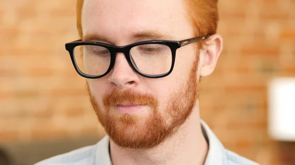 Barba de Pelo Rojo Hombre joven en gafas, Clsoe Up — Foto de Stock