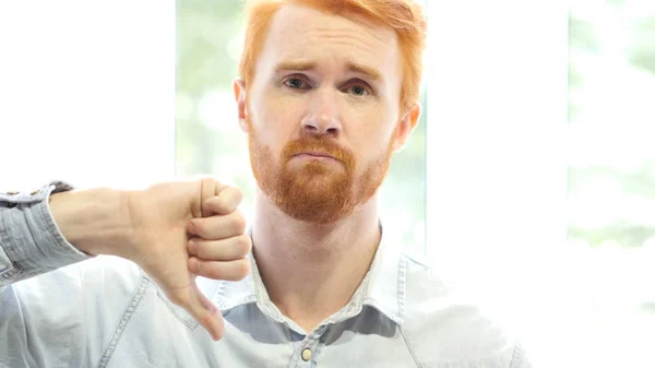 Pobre desempenho, não gostando de ideia, polegares para baixo por jovem barba de cabelo vermelho Man — Fotografia de Stock