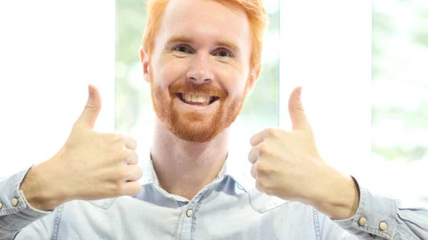 Pulgares hacia arriba por ambas manos, hombre de barba de pelo rojo positivo exitoso —  Fotos de Stock