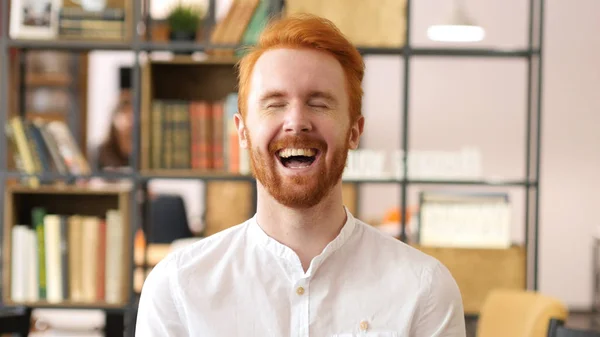 Руде волосся борода дизайнер сміятися в офісі — стокове фото