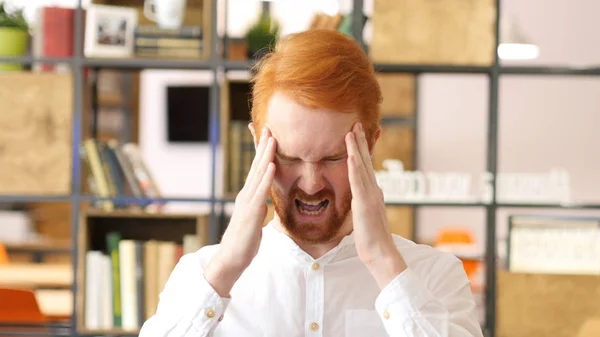 Mann hat Kopfschmerzen bei der Arbeit — Stockfoto