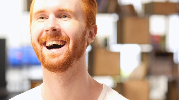 Портрет молодого счастливого рыжеволосого бородатого человека, смеющегося громко — стоковое фото