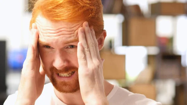 Close up of Red Hair Beard Man Estresado por los eventos, dolor de cabeza —  Fotos de Stock