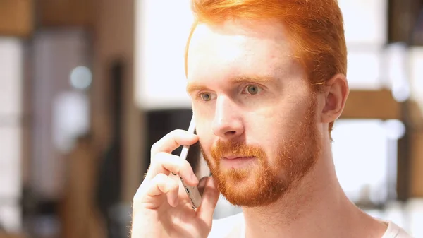 Young Red Hair Beard Man Mendengarkan di telepon pintar — Stok Foto