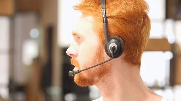 Kulaklık, çağrı merkezi ile portre adam — Stok fotoğraf
