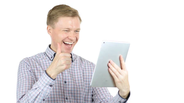 Homem de meia-idade ter um bate-papo de vídeo no tablet pc — Fotografia de Stock