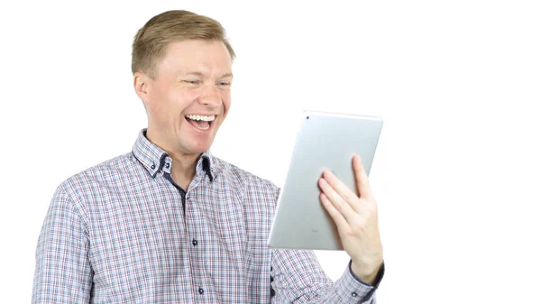 Jovem feliz ter um bate-papo de vídeo no tablet pc — Fotografia de Stock
