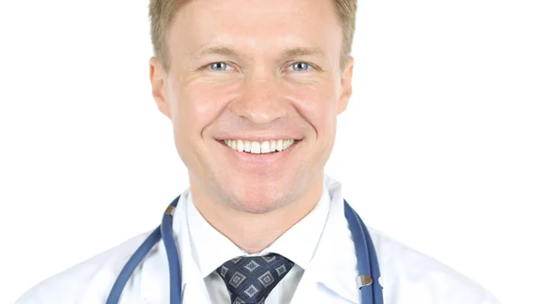 Sorrindo Doctor Portrait em fundo branco — Fotografia de Stock