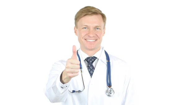 Médico sonriente mostrando pulgares hacia arriba, gesto de éxito sobre fondo blanco — Foto de Stock