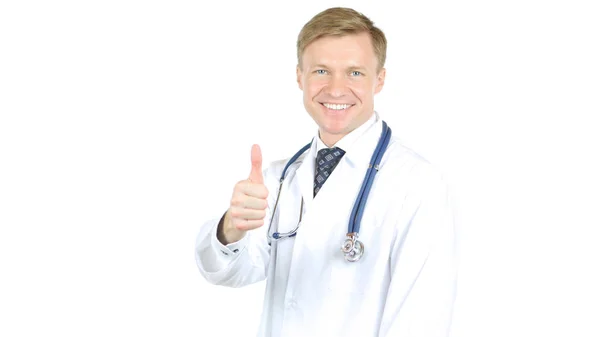 Portrét přátelská doktorka usmívající se dává palec nahoru — Stock fotografie