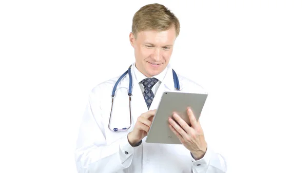 태블릿 컴퓨터를 사용 하 여 의사 환자를 다루는 — 스톡 사진