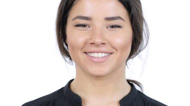 Genç esmer kız kameraya gülümseyen, yakın çekim