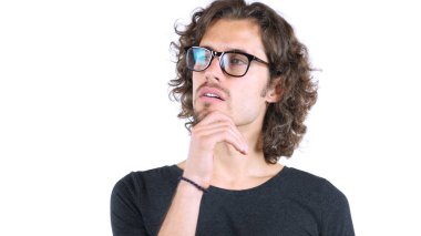 Kıvırcık saçlar düşünme iş üzerinde genç adamla önemli