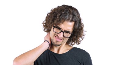 Ağrı boyun, kıvırcık saçlar ile yorgun adam