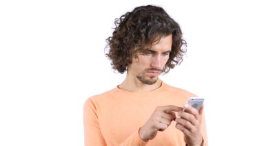 Sörf, adam kıvırcık saçlar için Smartphone kullanarak