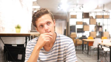 Düşünme, ofiste oturan depresif adam