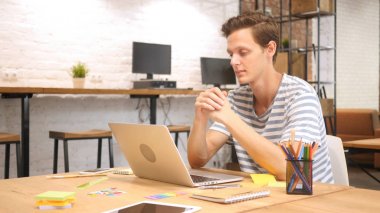 Dalgın adam işyerinde ofiste oturup düşünüyorum