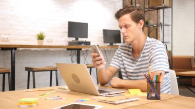 Genç işadamı Smartphone için iş kullanma