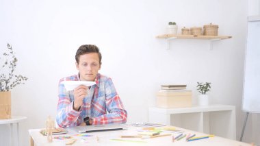 Holding Kağıt Uçak, bir fikir düşünme genç adam