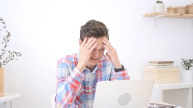 Üzgün, üzgün genç tasarımcı kafa tutan, Online kaybı, kriz